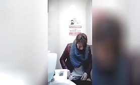 おしっこを我慢する美人女子４