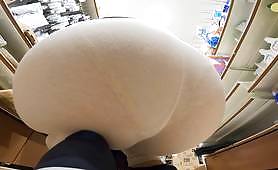 【FullHD】肥大化し過ぎの下半身にパンティー喰い込みまくり何度も「お直し」するも失敗する爆尻