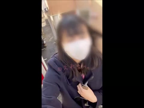 最新・美スタイルでかなり美人さん・明るい日中の駐車場や大型家具店でオナ披露！カラオケマイクもずっぽり