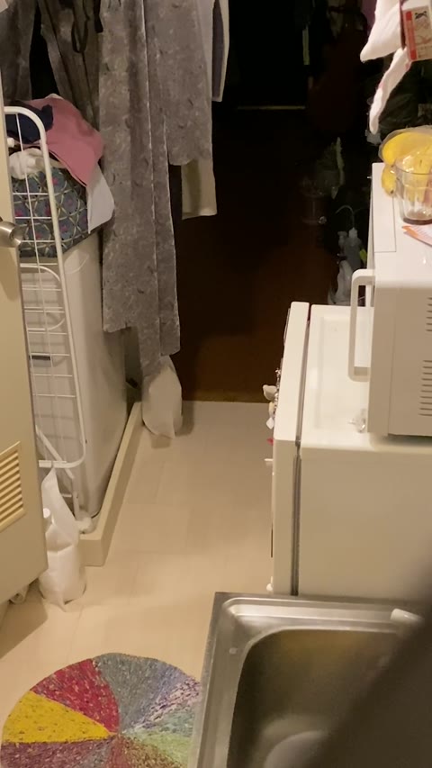 都会に住むオシャレな雰囲気の20代女性。抜きどころ満載の至近距離からのスキンケア。