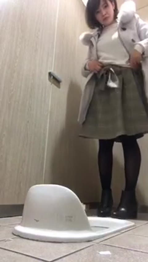 最高のアングル！美人和式トイレ