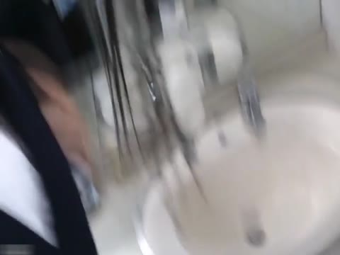 トイレで奉仕する愛嬌のある可愛いＫ