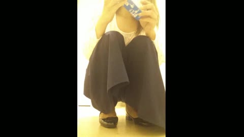 公衆トイレで浣腸２～抜粋～