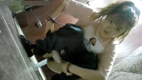 中国和式トイレ 可愛い系女の子のスマホいじりながらウ○コ