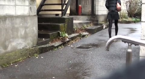 外でアソコ広げてオシッコしてた女達