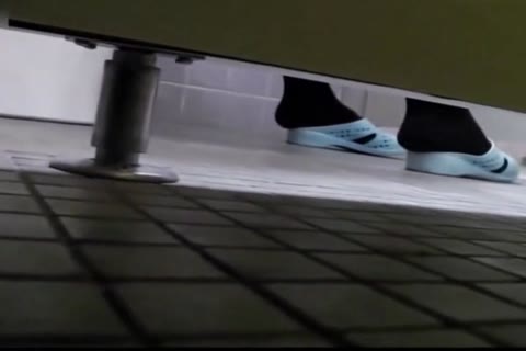 無修正　夏特別価格　女子●スポ－ッ倶楽部トイレ侵入手取り盗撮