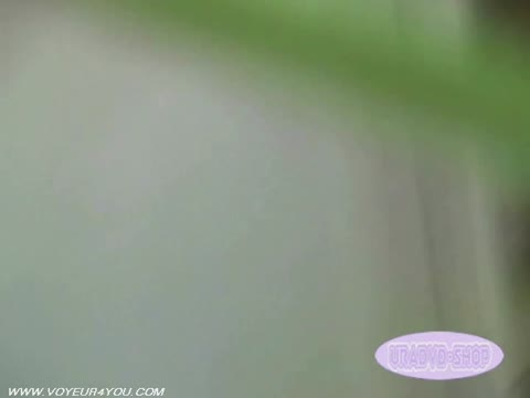 悪戯。学校帰りの女子高生のパンツを剥ぎ逃げる