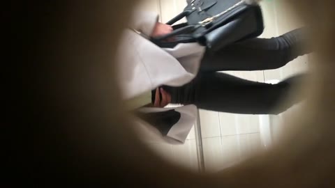 隣の個室穴