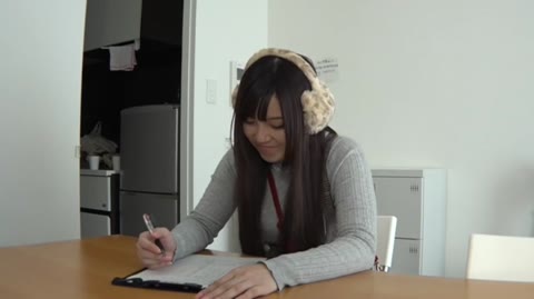 面接に来た巨乳ちゃんの乳に吸いつく