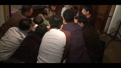 いたいけな少女を大勢のオジサンが・・・②