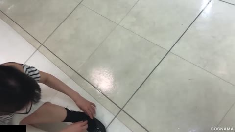 胸元がユル過ぎて先っちょが見えた